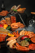 Potrawy z grilla. Kiełbaski i kotlety opiekane na grillu.
