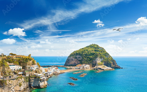 Fotografía Giant rock near small village Sant'Angelo on Ischia island, Italy