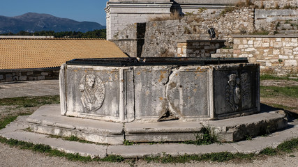 Wall Mural - Brunnen in der alten Festung von Kerkyra auf Korfu