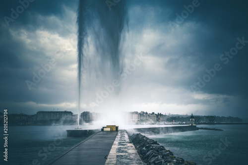 Fotomural Geneva fountain under the rain in Geneva City Center, Switzerland