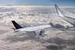 Passagierflugzeuge über den Wolken