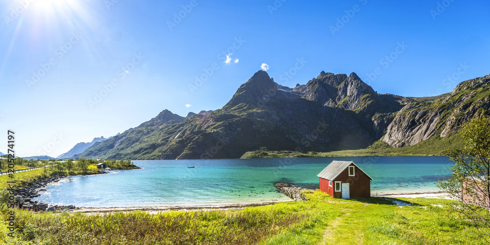 Trollfjord, Strand mit Haus, Lofoten, Skandinavien, Norwegen  - obrazy, fototapety, plakaty 