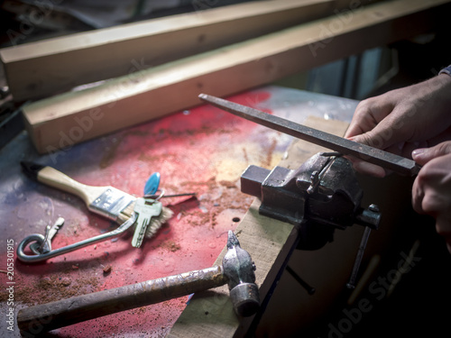 Fotografie, Obraz close up master crafting keys in the workshop