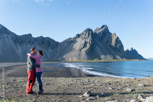 Pareja Joven Dandose Un Romantico Beso En La Idilica Playa De Arena Negra De Stokksnes En Islandia Concepto Luna De Miel Stock Photo Adobe Stock