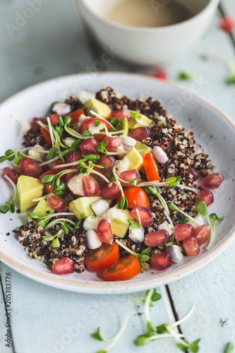 Salade D Ete Au Quinoa Avocat Tomate Grenade Et Sauce Tahini