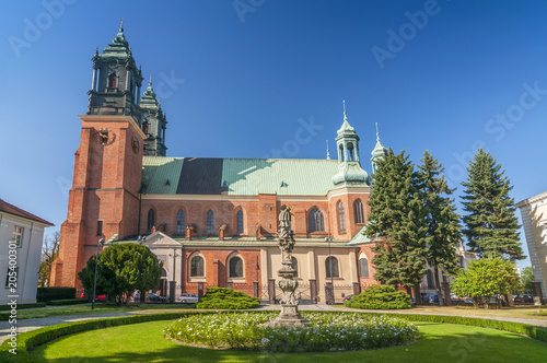 Zdjęcie XXL Bazylika Archikatedralna św. Piotra i Pawła na wyspie Ostrów Tumski w Poznaniu, Polska.