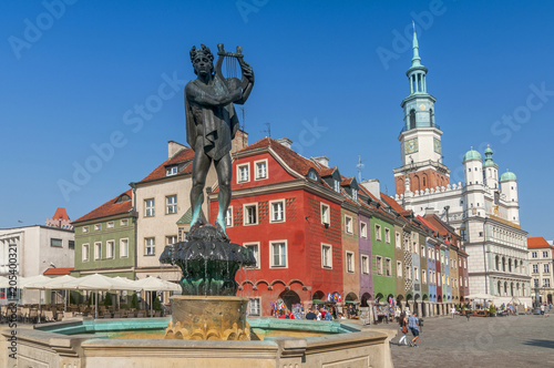 Plakat Orpheus statua i urząd miasta na starym targowym kwadracie, Poznańskim, Polska.
