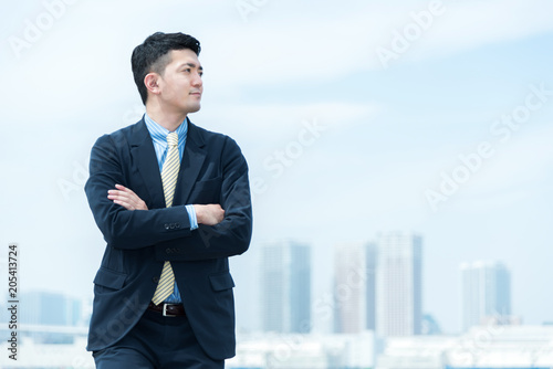 ビジネスイメージ 遠くを見つめる男性 Stock 写真 Adobe Stock