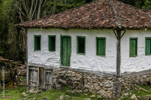 Fotografía Old settler house in green landscape
