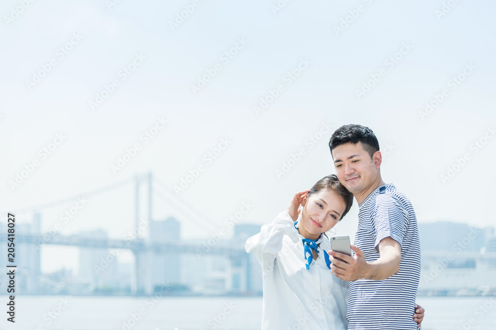 スマートフォンで写真を撮るカップル 自撮り Wall Mural Chachamal スマートフォンで写真を撮るカップル 自撮り Wall Mural Chachamal