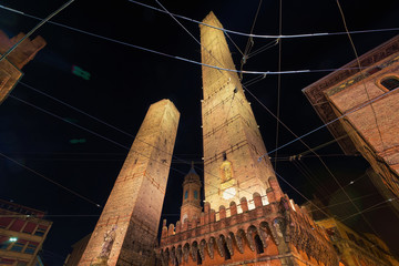 Wall Mural - Two towers at Piazza di Porta Ravegnana night Bologna