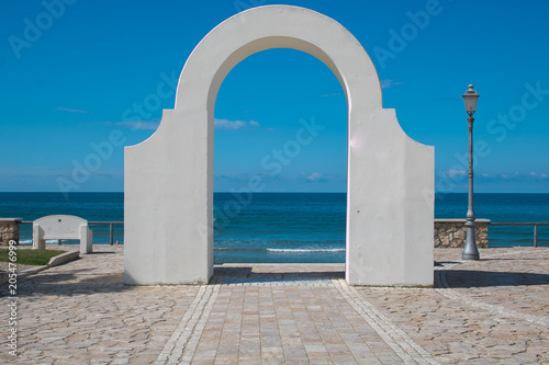 Cuadros en Lienzo Arco per entrare nel mare Tirreno a Sperlonga, latina, lazio, Italia
