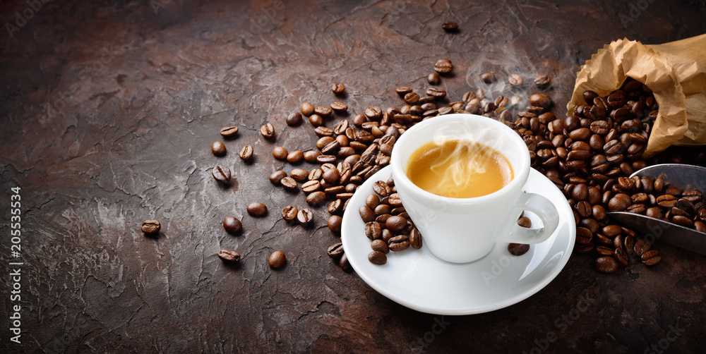 Obraz na płótnie Espresso and coffee beans on plaster background w salonie