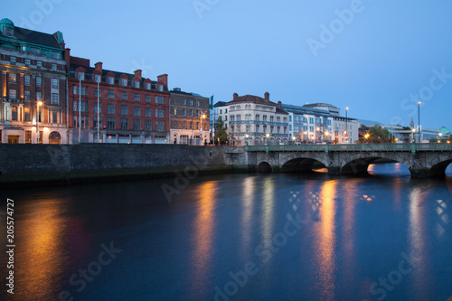 Plakat Budynki na brzegu rzeki Liffey we wczesnych godzinach porannych. Dublin, Irlandia.