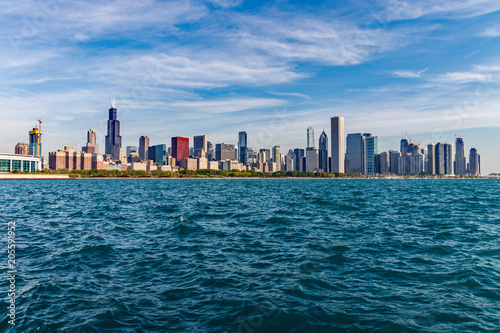 Plakat Wietrzny panoramę centrum miasta z jeziora michigan w słoneczny dzień. Chicago jest domem dla Cubs, Bears, Blackhawks i deep dish pizza III