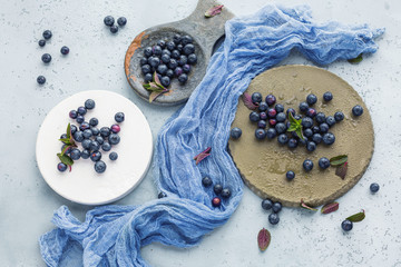 Wall Mural - Heidelbeeren auf grauen Hintergrund 