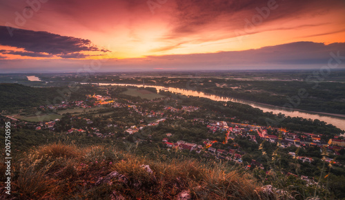 Fototapeta Widok małego miasta Hainburg an der Donau z Dunajem, jak widać z Rocky Hundsheimer Hill w piękny zachód słońca