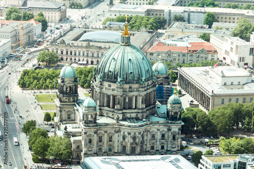 Zdjęcie XXL BERLIN, NIEMCY - 17 maja 2018: Widok z wieży telewizyjnej na zabytki miasta i berlińskiej katedry