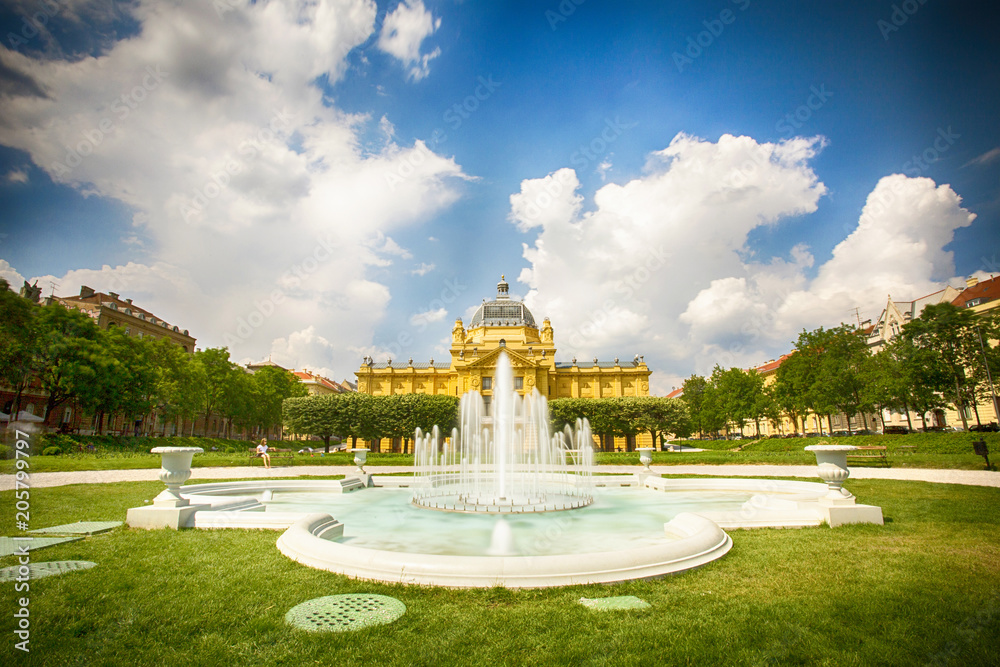 Obraz na płótnie King Tomislav park in Zagreb - fountain and art pavillion w salonie