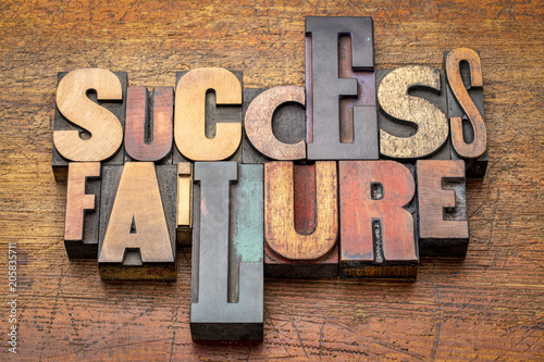 Fotografía success and failure - word abstract in wood type