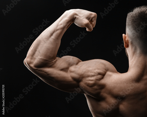 Fotografía Bodybuilder in good shape against a dark background
