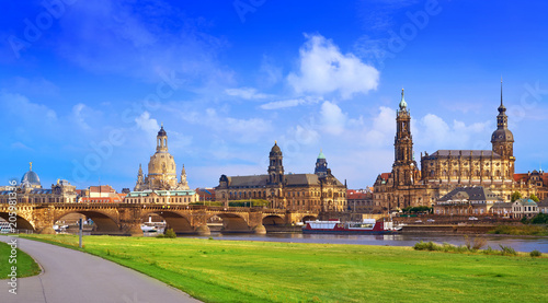 Cuadros en Lienzo Dresden skyline and Elbe river in Saxony Germany