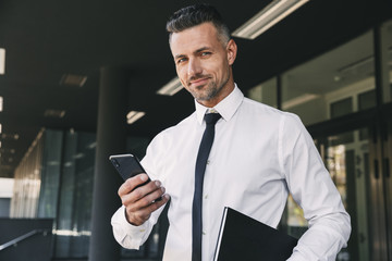 Canvas Print - Portrait of a smiling young businessman