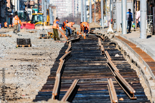Fotomural Road workers lay new railway