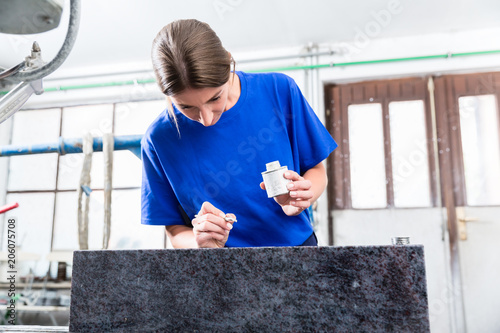 Fotomural Stone carver applying ornament on headstone