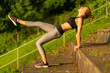 Fitness Frau dehnt sich beim Sport mit Yoga