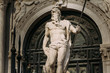 Rzeźba mężczyzny w Wenecji
