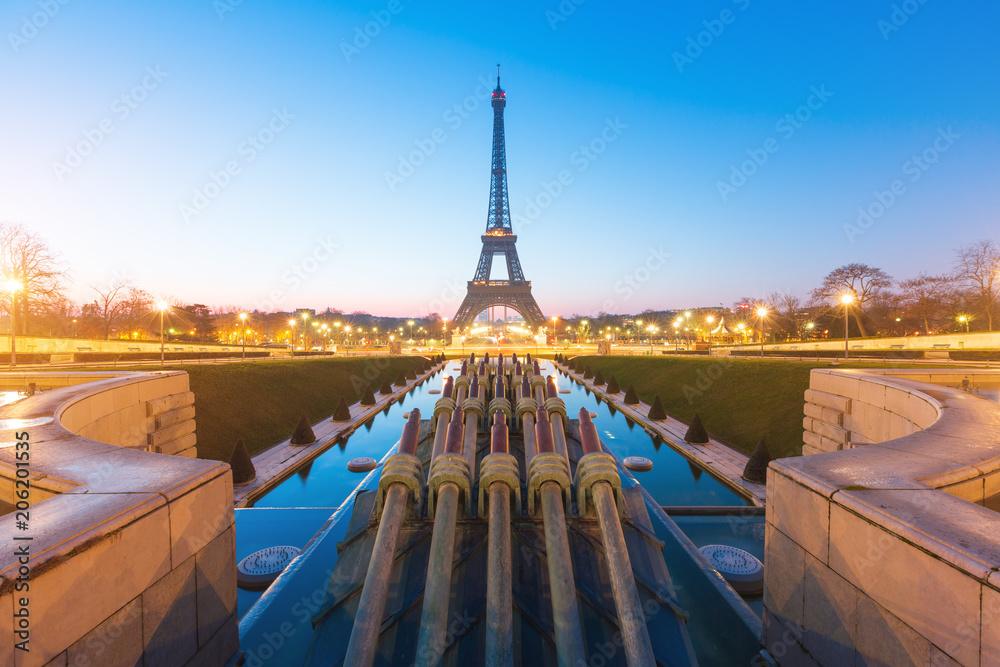 Wschód słońca przy wieży Eiffla. Paryż, Francja - obrazy, fototapety, plakaty 