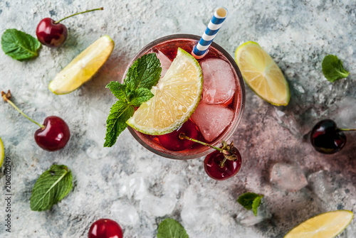 Fotografía Summer iced refreshment drink, cherry cola lemonade or mojito cocktail in tall g