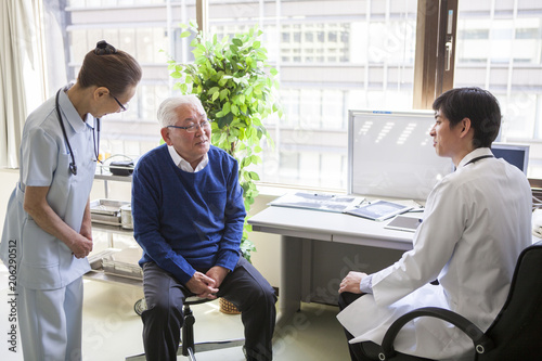 若い医者と 老人の患者 診察室 Stock Photo Adobe Stock 若い医者と 老人の患者 診察室 Stock Photo Adobe Stock