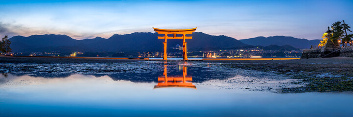 Fototapete - Das rote Tor (Torii) des Itsukushima Schreins in Miyajima, Japan