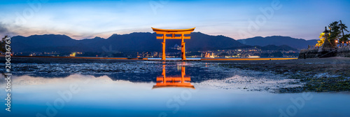 Foto  Das rote Tor (Torii) des Itsukushima Schreins in Miyajima, Japan