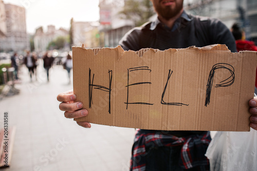 Fotografía Another picture of cardboard which says help