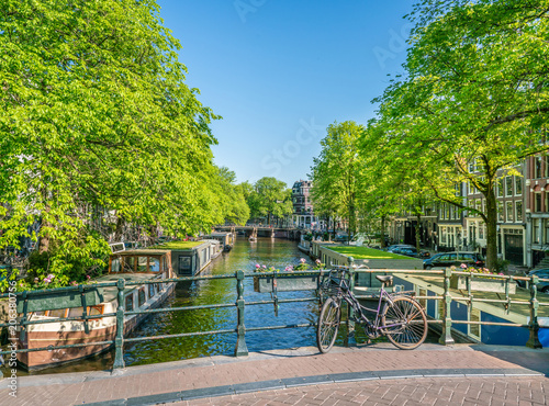 Zdjęcie XXL Amsterdam, 7 maja 2018 r. - Brouwersgracht z tradycyjnymi domami i pływającymi domami