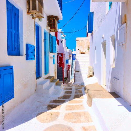 Naklejka uliczka grecka  stara-ulica-z-bialymi-domami-na-mykonos