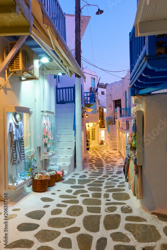 przpiekna-uliczka-w-miescie-mykonos-wieczorem