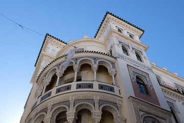 Blauer Himmel im Sommer mit Gebäude in Sevilla, Spanien 