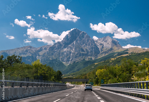 Fotografía An highway in Italy; the mountain Gran Sasso in background