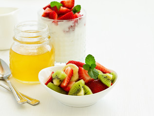 Wall Mural - Summer salad with strawberries, kiwi and banana.