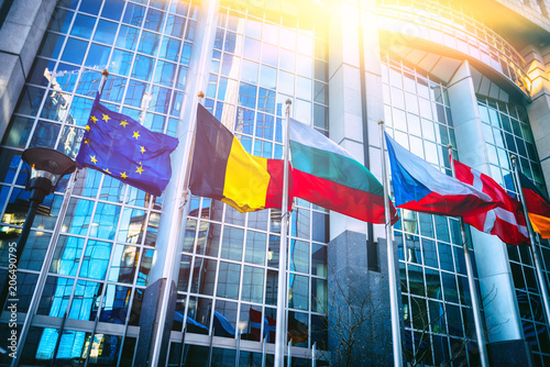 Fotografía Waving flags in front of European Parliament building, Brussels