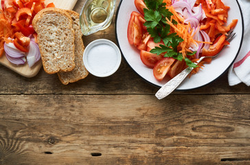 Canvas Print - Vegetable salad with tomatoes, bell pepper, carrots, onion and parsley on a plate