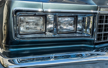 自動車のヘッドライト　Headlight of the old car