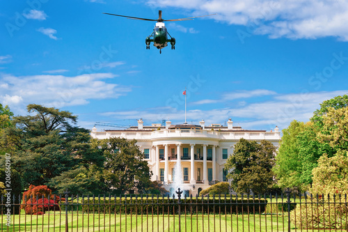 Plakat Lot helikopterem w kierunku Białego Domu w Waszyngtonie