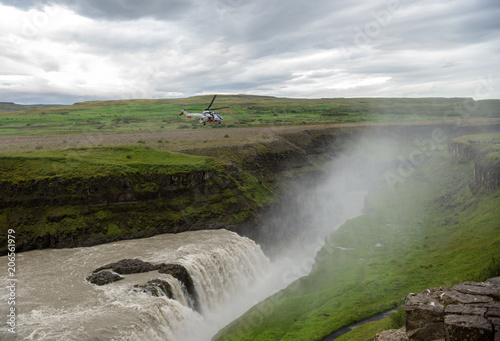 Plakat Helikopter nad kanionem rzeki Hvita w pochmurny dzień. Islandia
