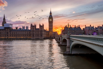 Fototapete - Westminster an der Themse in London, Großbritannien, bei Sonnenuntergang