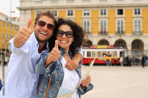 Foto Young couple of tourists on holiday in Europe in Lisbon